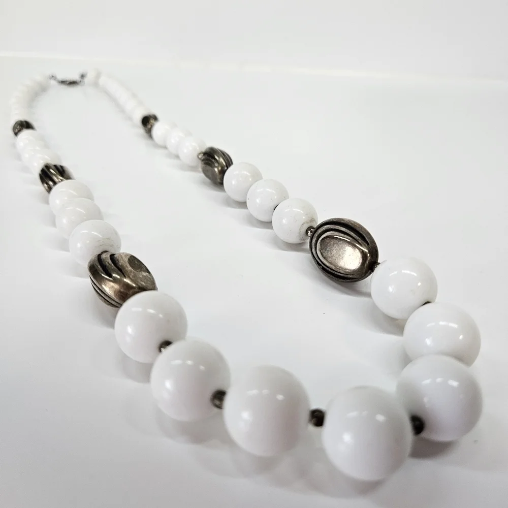 VINTAGE White Single Strand Plastic Beaded Bead Necklace Made in Korea